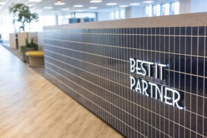 入ってすぐのカウンターには“Best It Partner”